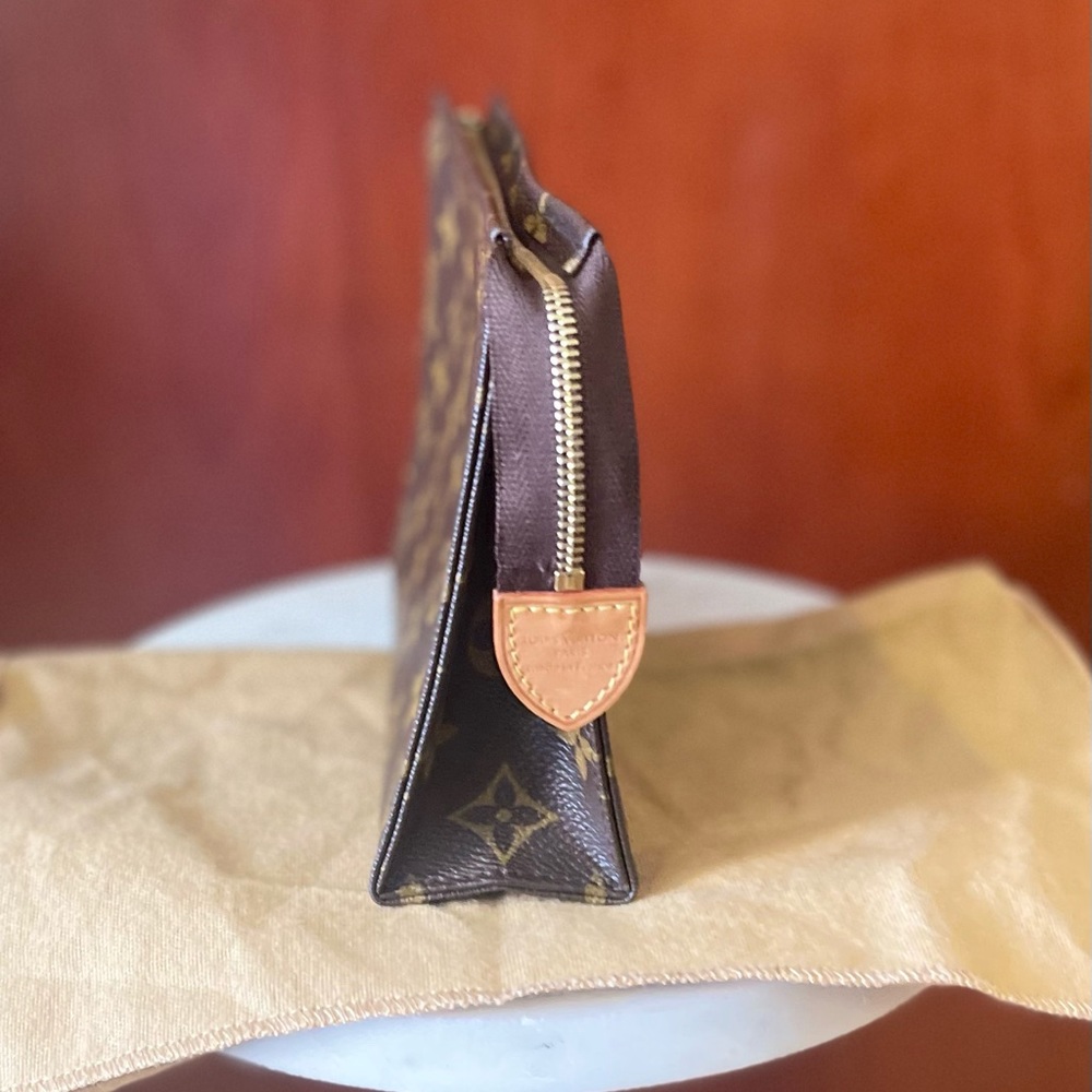 Louis Vuitton Toiletry 19 - Authentic - Picture 5 of 9